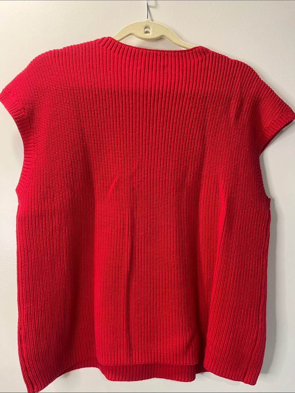 Kirundu M Bright Red Crewneck Knit Sleeveless Sweater with Front Pocket - Picture 4 of 6